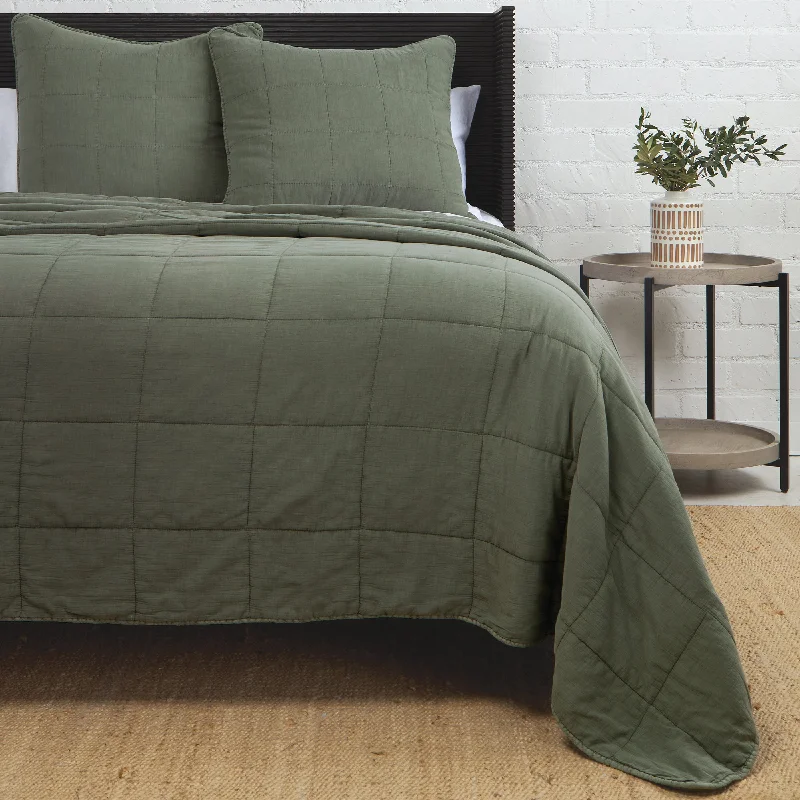 Cotton blankets for breathability and a lightweight feelAntwerp Coverlet