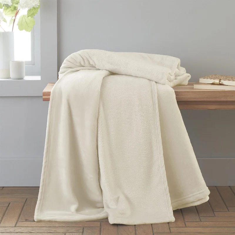 Cotton blankets for breathability and a lightweight feelRaschel Velvet Touch Throw Cream