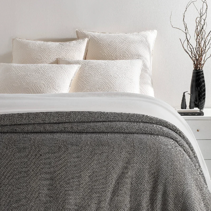 Linen blankets with a rustic and textured lookHerringbone Black/Ivory Blanket